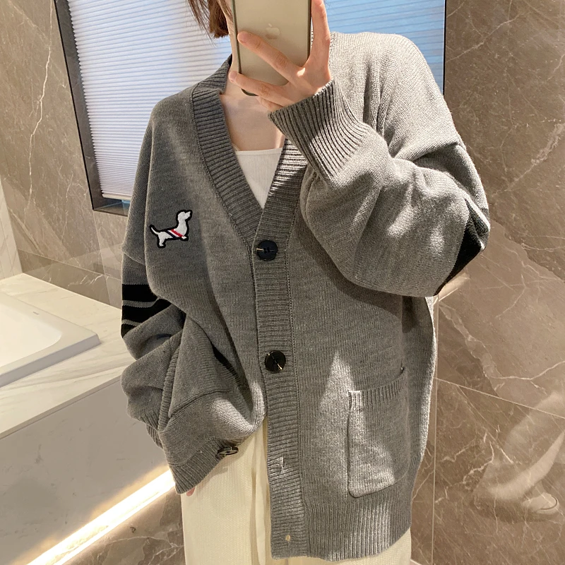 TB Puppy Embroidery Lazy Wind Knitted Cardigan Female Stripe Contrast College Wind Loose Slim V-neck Wool Coat
TB Puppy Embroidery Lazy Wind Knitted Cardigan Female Stripe Contrast College Wind Loose Slim V-neck Wool Coat