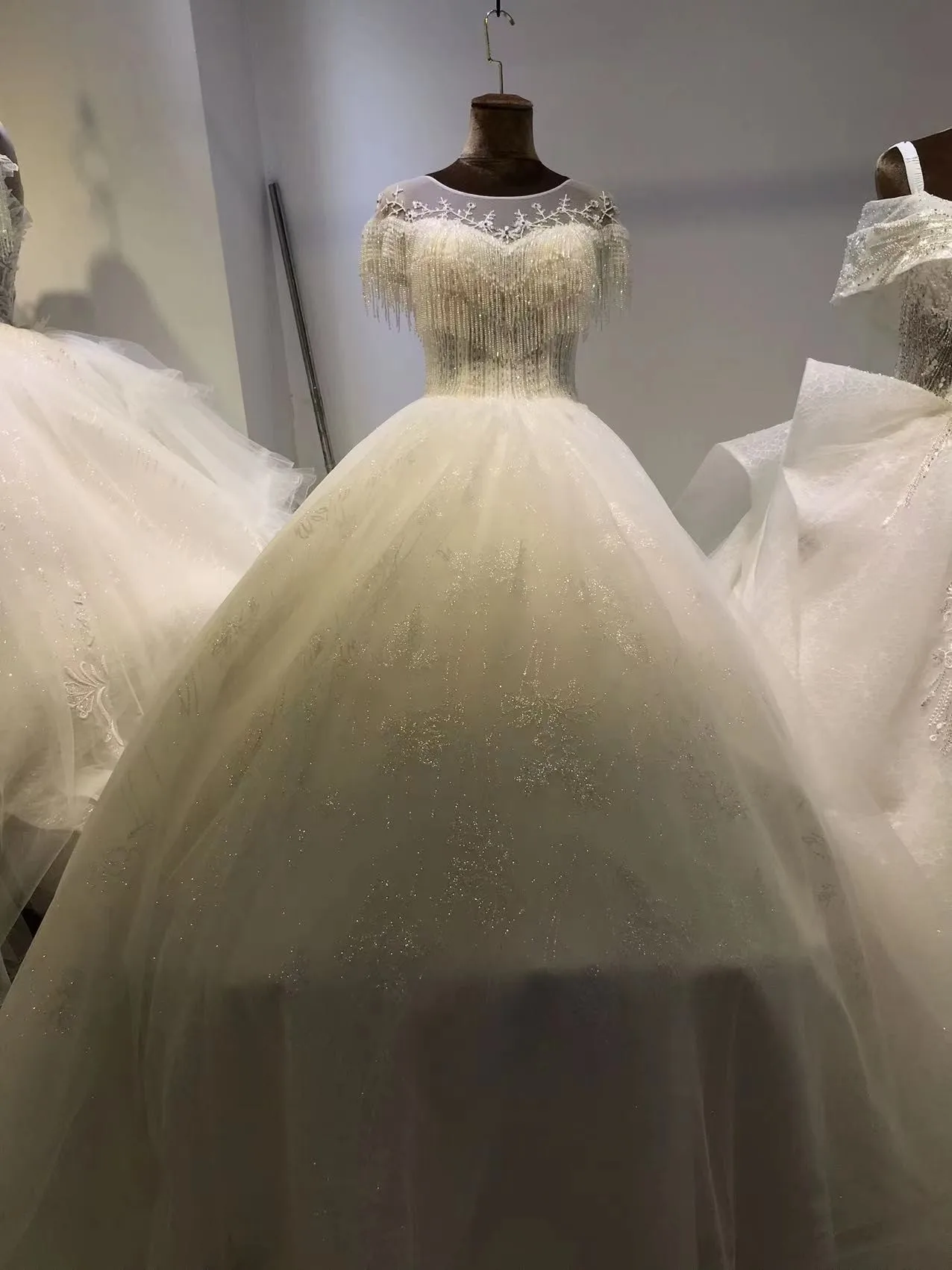 MASHA Collection High Neck Lace Ball Gown Wedding Dresses 2022 Beaded Flowers Crystals Beads Bride Gown Tessals Bridal Dresses
MASHA Collection High Neck Lace Ball Gown Wedding Dresses 2022 Beaded Flowers Crystals Beads Bride Gown Tessals Bridal Dresses