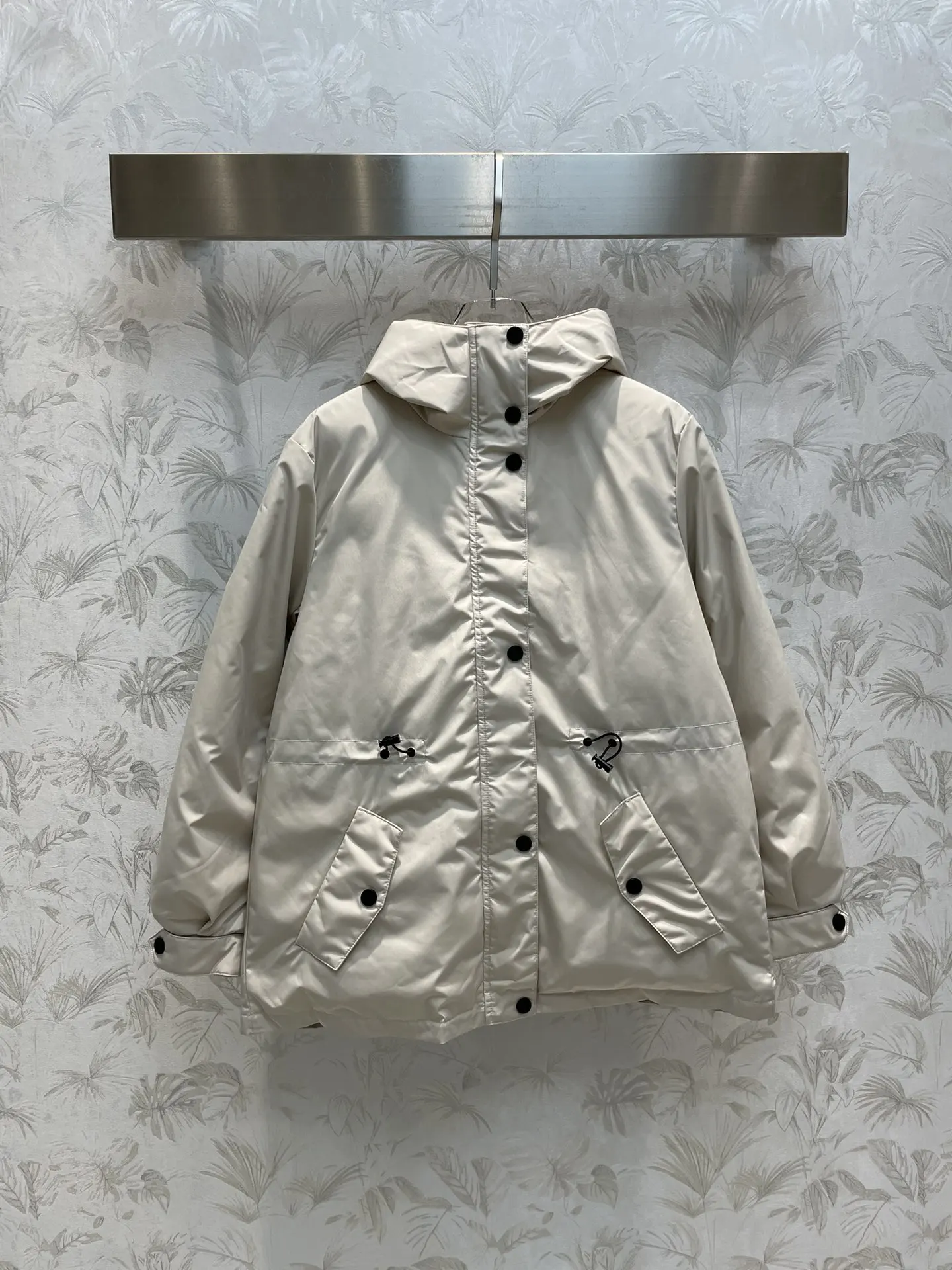 Early autumn new hooded stand-up collar jacket jacket hooded stand-up collar version of the hardshell jacket
Early autumn new hooded stand-up collar jacket jacket hooded stand-up collar version of the hardshell jacket
