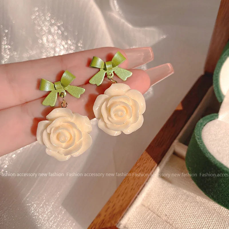 

Imitation Pearl Big Flower Stud Earrings Earrings For Wmen White Luxury Niche Designer Ladies Earrings Party Gift Accessories
