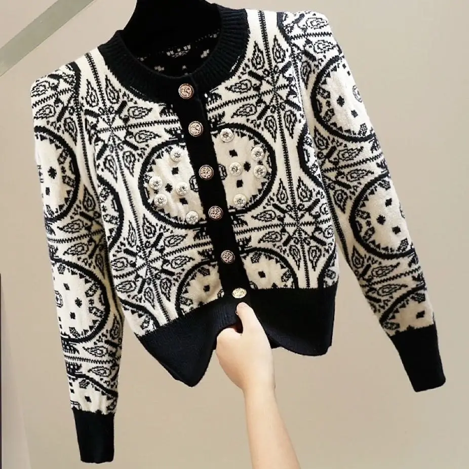 2023 New Beaded Diamond Studded Long Sleeved Short Slim Fitting Sweater for Women's Autumn Retro Knitted Cardigan Trend
2023 New Beaded Diamond Studded Long Sleeved Short Slim Fitting Sweater for Women's Autumn Retro Knitted Cardigan Trend