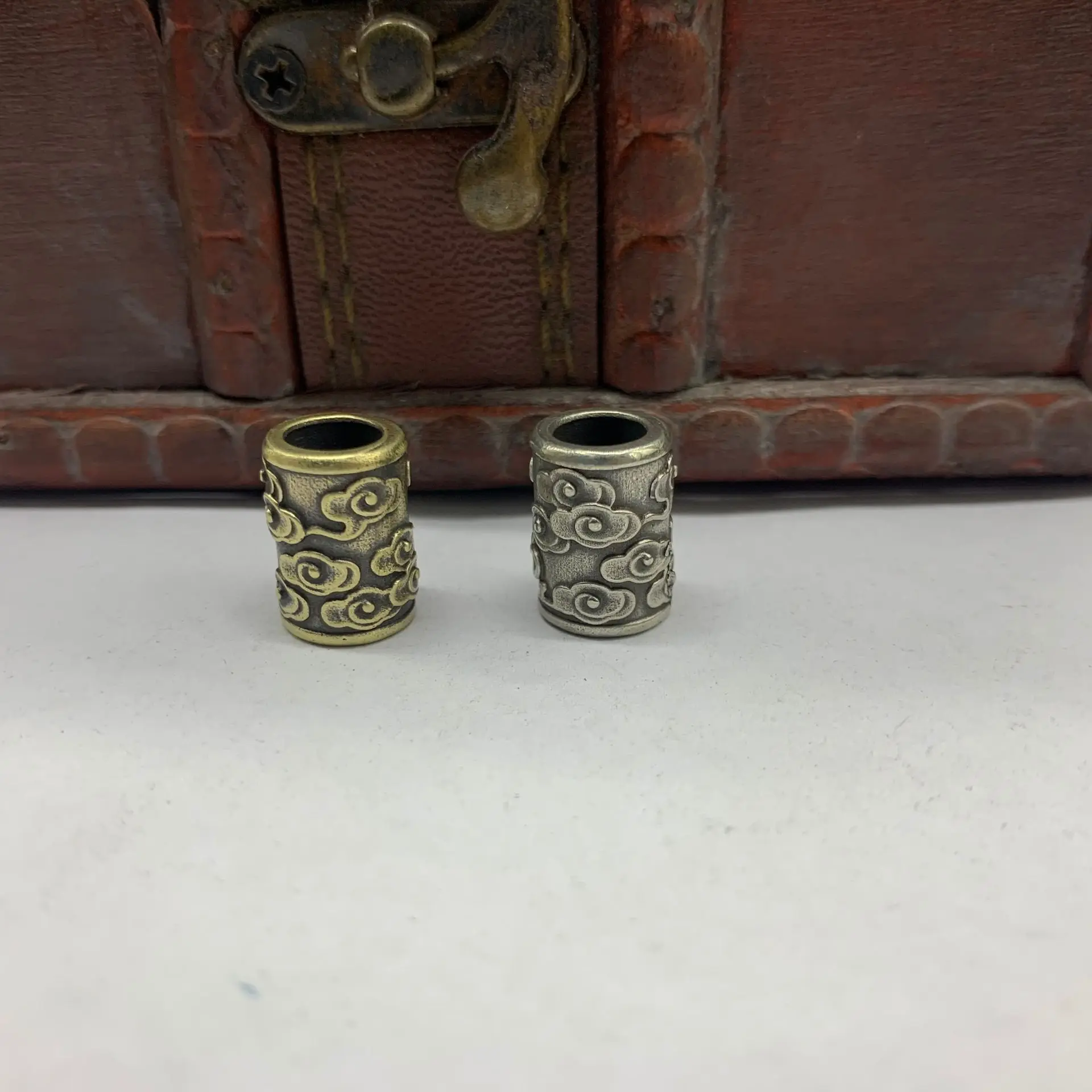 Brass Xiangyun bucket beads personalized Bracelet accessories necklace beads Miao silver accessories pure copper DIY craftsman
Brass Xiangyun bucket beads personalized Bracelet accessories necklace beads Miao silver accessories pure copper DIY craftsman