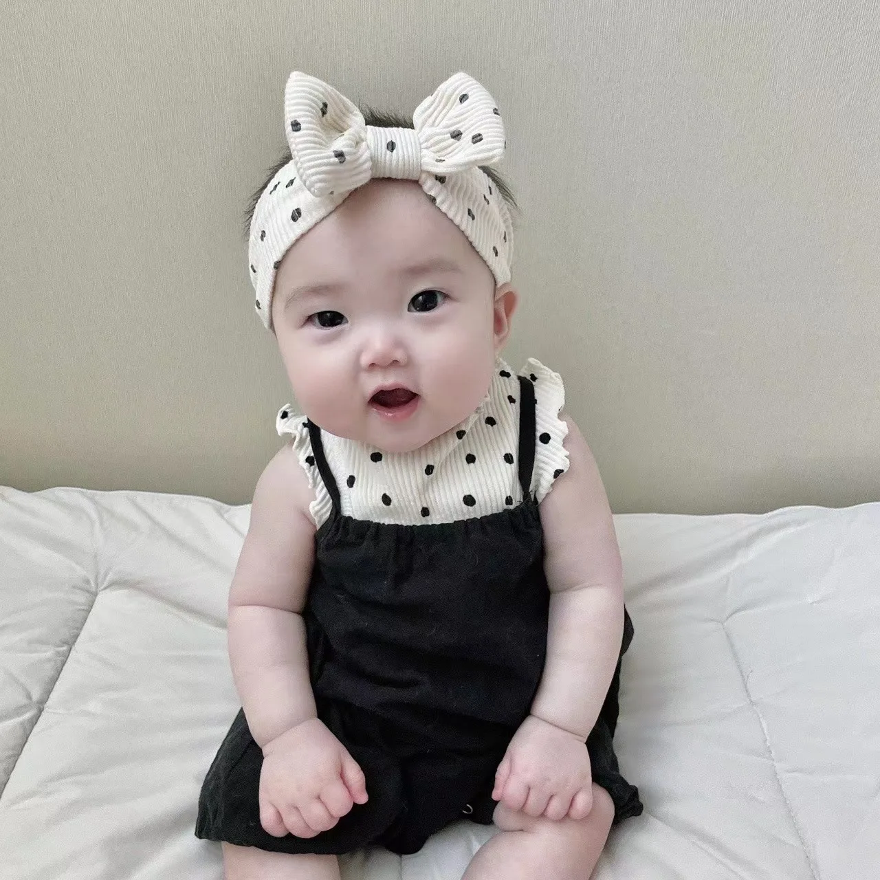 2023 Korean Summer Baby Girls Clothes Set Cotton Solid Suspenders Knitted Ruffles Printed Dot Pullover Outfits Include Hairband
2023 Korean Summer Baby Girls Clothes Set Cotton Solid Suspenders Knitted Ruffles Printed Dot Pullover Outfits Include Hairband