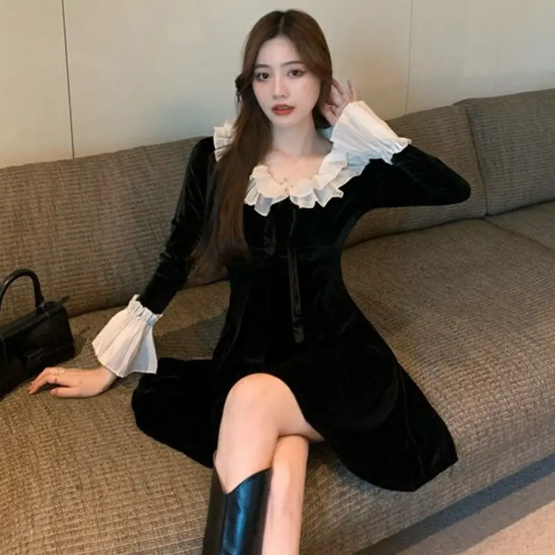 Autumn New Style Korean Fashion Slim Slimming Temperament Trumpet Sleeve Ruffled Velvet Dress Female Short Skirt
Autumn New Style Korean Fashion Slim Slimming Temperament Trumpet Sleeve Ruffled Velvet Dress Female Short Skirt