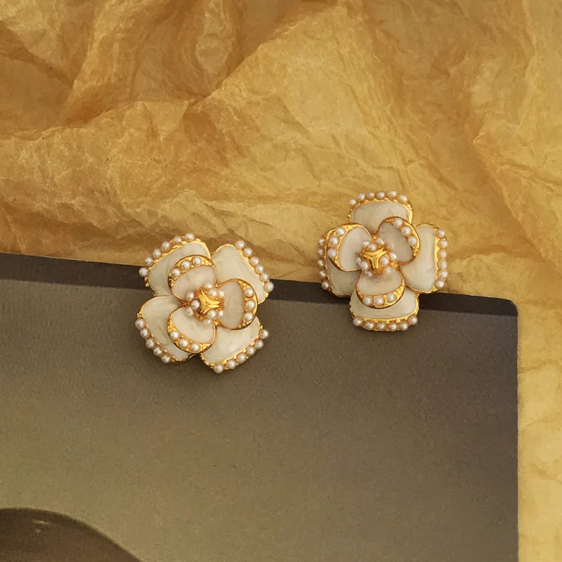 VintageGold-plated S925 Silver Needle Sweet Three-dimensional Flower Earings French Retro Pearl Earrings Women's Jewellery
VintageGold-plated S925 Silver Needle Sweet Three-dimensional Flower Earings French Retro Pearl Earrings Women's Jewellery