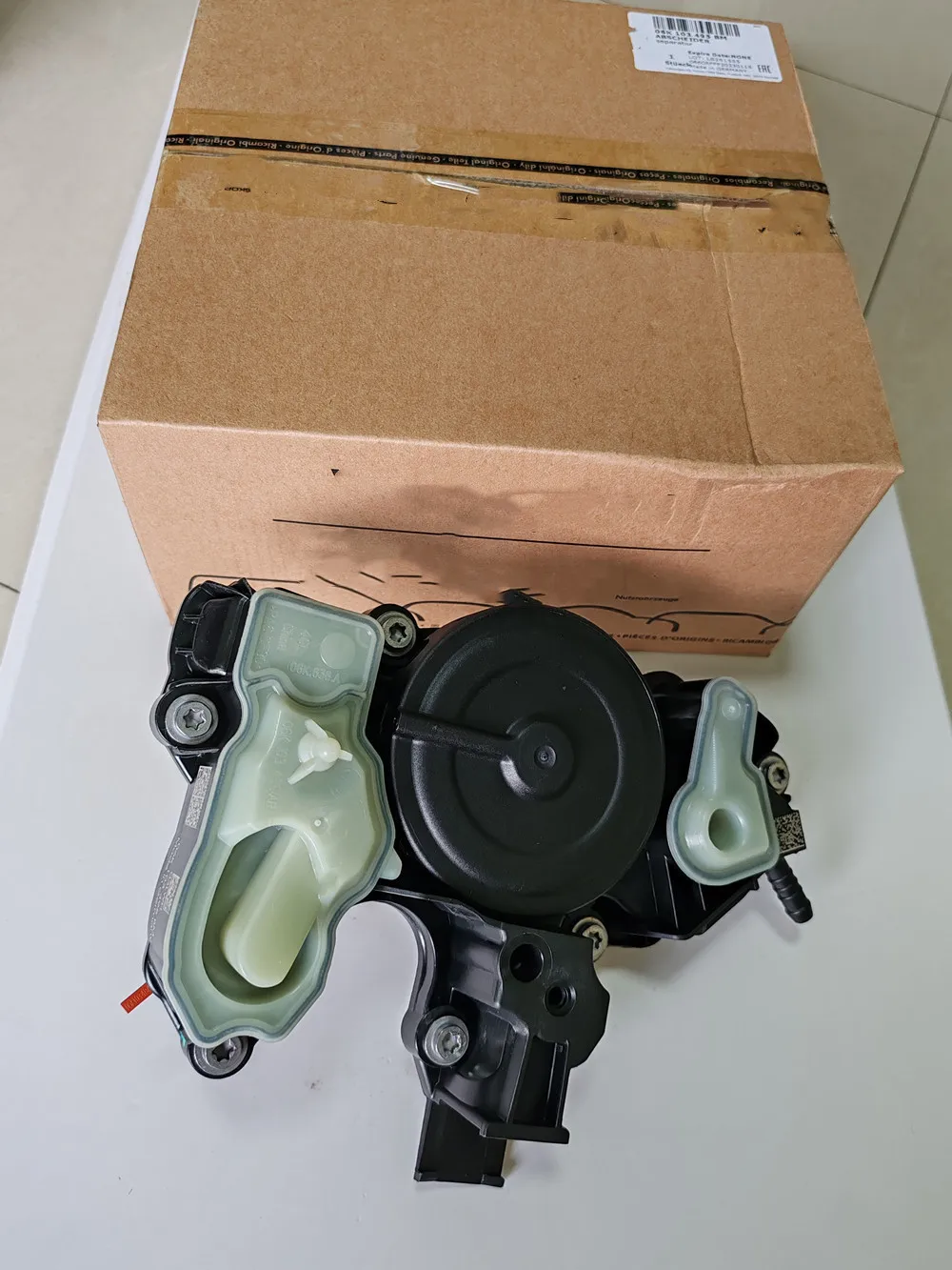 Подлинный масляный сепаратор двигателя с прокладкой в сборе 06K-103-495-BM для 15-21 Audi A3 A4 Q3 Volkswagen Golf 06K103495BM 
Подлинный масляный сепаратор двигателя с прокладкой в сборе 06K-103-495-BM для 15-21 Audi A3 A4 Q3 Volkswagen Golf 06K103495BM