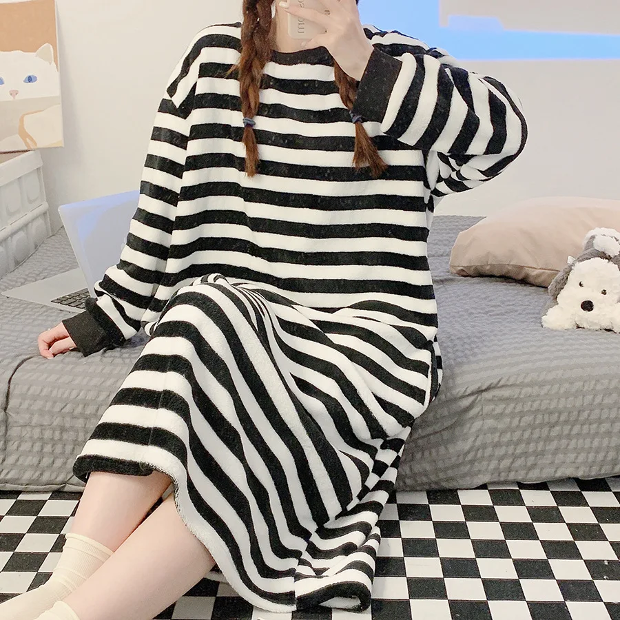 Thickened Flannel Sleepwear Home Dress Coral Velvet Stripe Loose Long Sleeves Nightgown Round Neck Loose Lounge Women Homedress
Thickened Flannel Sleepwear Home Dress Coral Velvet Stripe Loose Long Sleeves Nightgown Round Neck Loose Lounge Women Homedress