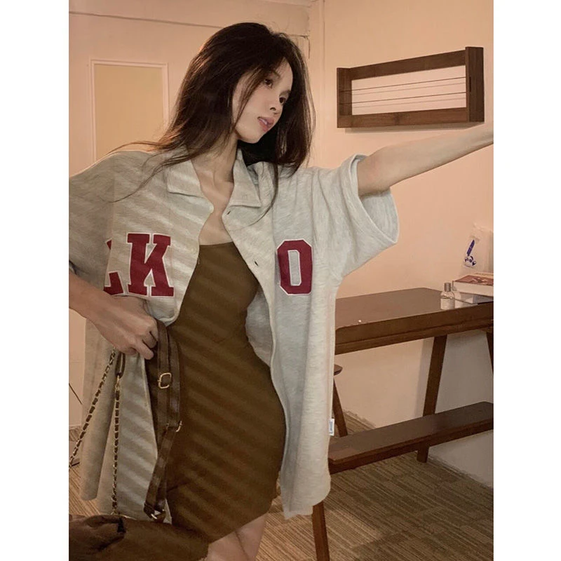 Summer Vintage Short Sleeve Chemise Femme Letter High Street American Loose Cardigan Tops Shirts Women Y2k Fashion Camisa
Summer Vintage Short Sleeve Chemise Femme Letter High Street American Loose Cardigan Tops Shirts Women Y2k Fashion Camisa