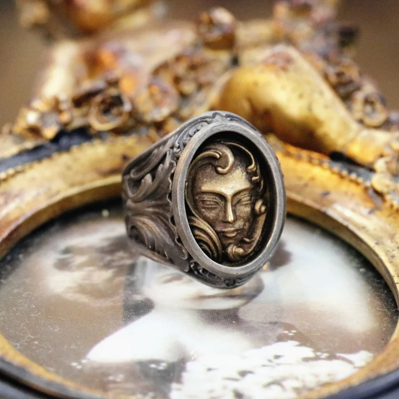 Dark Retro Classical Mad Tide Crimson Countess Silver Bronze Inlaid Ring 
Dark Retro Classical Mad Tide Crimson Countess Silver Bronze Inlaid Ring