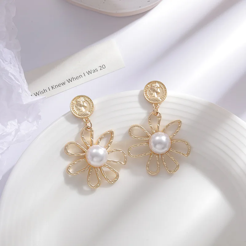 Vintage Gold-plated Hollow Flower Pendant Metal Earrings for Women Simple Face Coin Earrings Fashion Jewelry
Vintage Gold-plated Hollow Flower Pendant Metal Earrings for Women Simple Face Coin Earrings Fashion Jewelry
