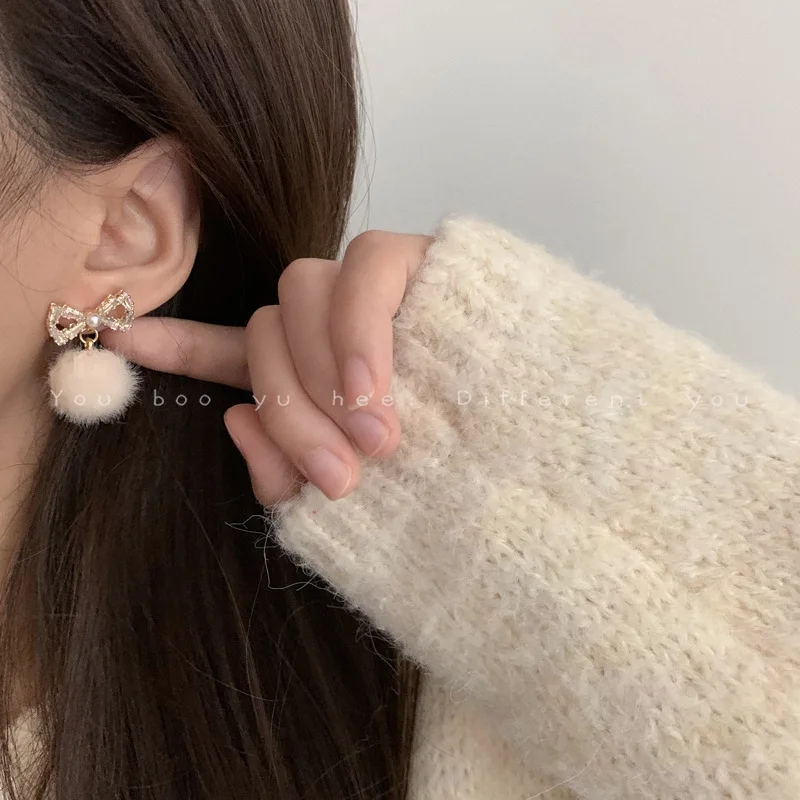 Korean Imitation Retro Bowknot plush ball Zircon Stud Earrings Ladies Fashion Crystal Elegant Jewelr
Korean Imitation Retro Bowknot plush ball Zircon Stud Earrings Ladies Fashion Crystal Elegant Jewelr