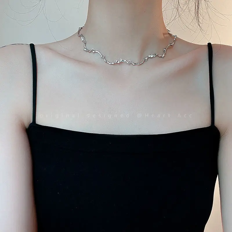 Women's New Advanced Wave Collarbone Chain, Simple and Fashionable, Versatile Alloy Necklace for Students
Women's New Advanced Wave Collarbone Chain, Simple and Fashionable, Versatile Alloy Necklace for Students