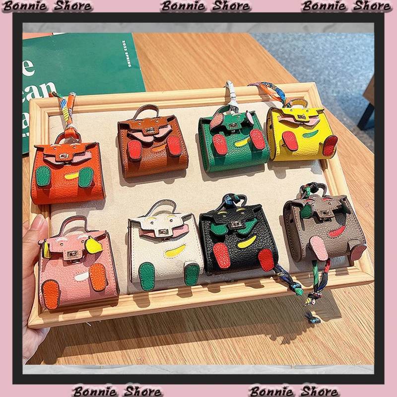 Миниатюрная сумочка ручной работы из искусственной кожи с украшениями, подвесная сумка для наушников, модный брелок с подвеской, Миниатюрные аксессуары для кукол, подарок для девушек
Миниатюрная сумочка ручной работы из искусственной кожи с украшениями, подвесная сумка для наушников, модный брелок с подвеской, Миниатюрные аксессуары для кукол, подарок для девушек