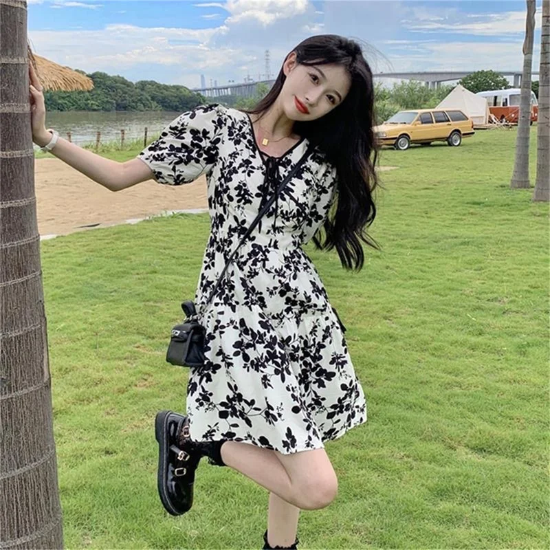 Dress Women Short Puff Sleeve White Printed Mini Summer V-neck French Trendy A-line Tunic Waist Slim Short Sleeve Skirt
Dress Women Short Puff Sleeve White Printed Mini Summer V-neck French Trendy A-line Tunic Waist Slim Short Sleeve Skirt