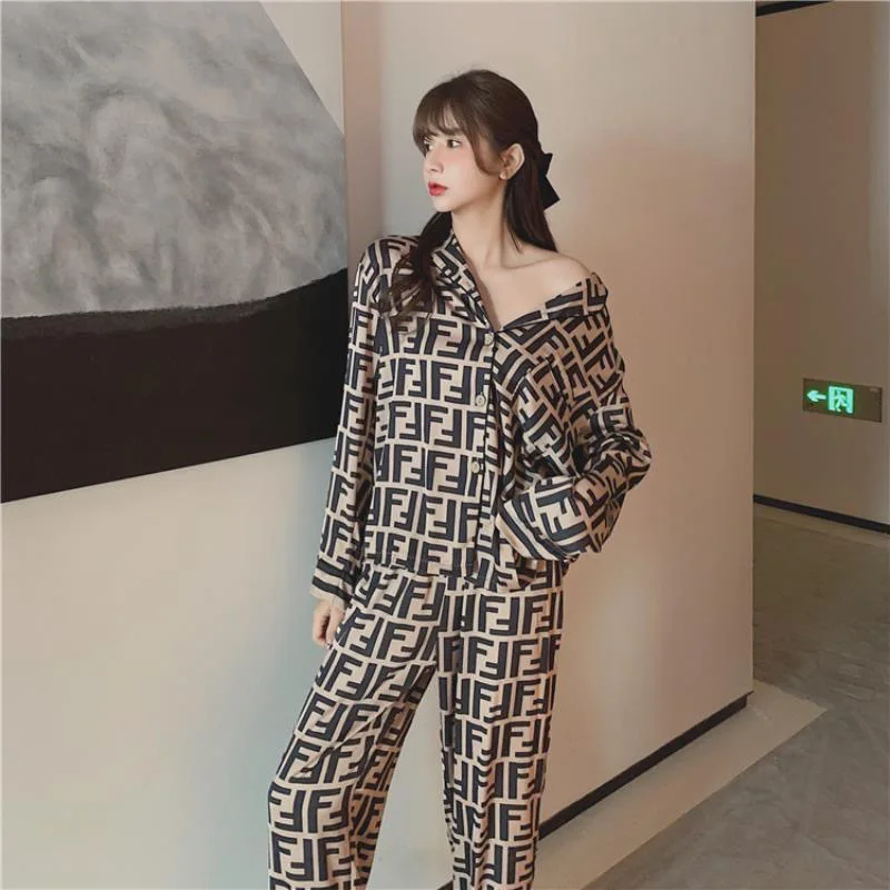 Designer women's pajamas summer ice silk cardigan lapel print pyjamas plus size loungewear Sleepwear elegant women's sets 2022
Designer women's pajamas summer ice silk cardigan lapel print pyjamas plus size loungewear Sleepwear elegant women's sets 2022