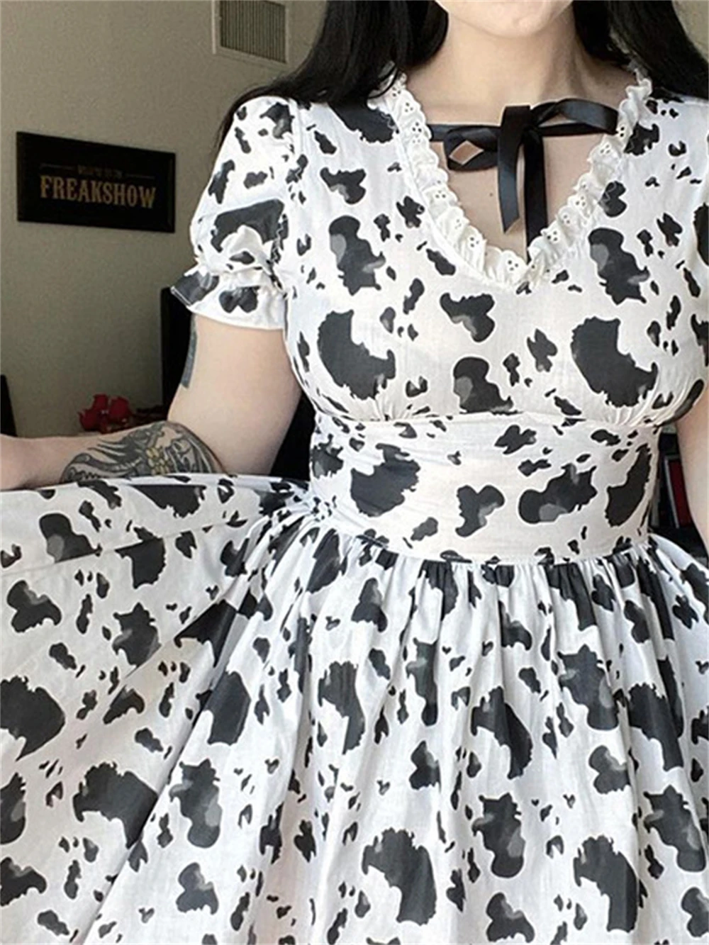 Женское платье в готическом стиле, с коротким рукавом и высокой талией 
Женское платье в готическом стиле, с коротким рукавом и высокой талией