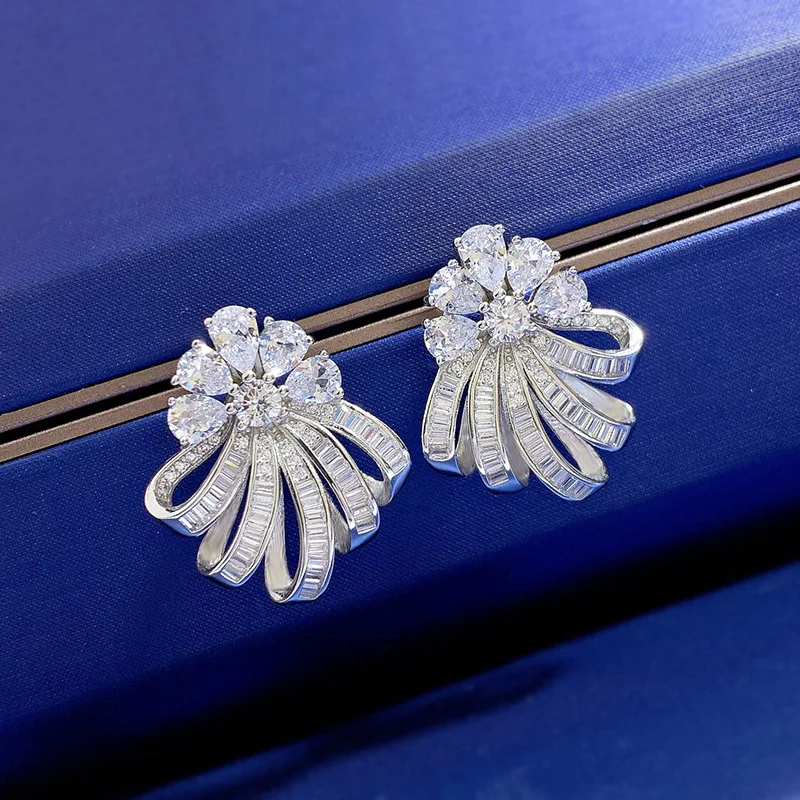 Luxury S925 Sterling Silver White High Carbon Diamond Flower Stud Earrings For Women Sparkling Wedding Party Fine Jewelry CX1040
Luxury S925 Sterling Silver White High Carbon Diamond Flower Stud Earrings For Women Sparkling Wedding Party Fine Jewelry CX1040