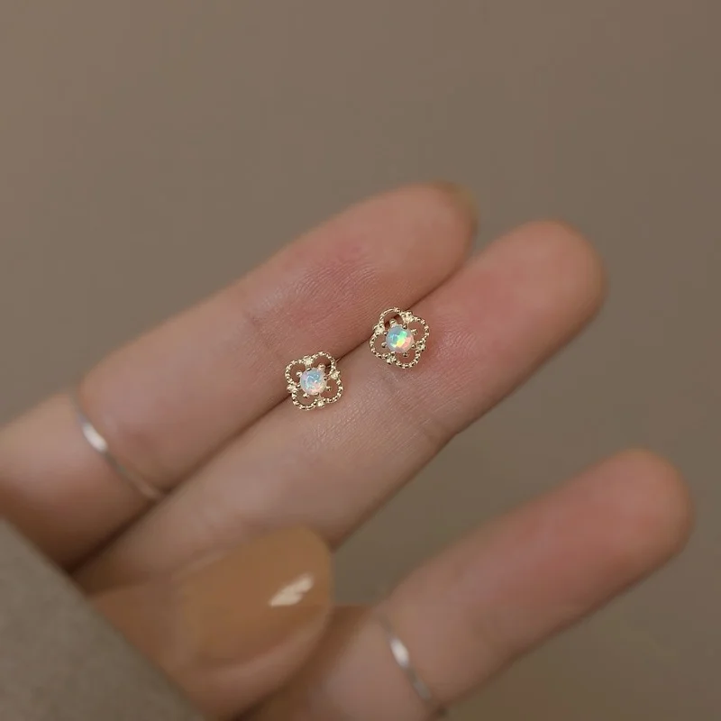 French Exquisite Hollow Clover Lucky Flower Stud Earring For Women Invisible Ear Partner Simplicity Girl Mini Style
French Exquisite Hollow Clover Lucky Flower Stud Earring For Women Invisible Ear Partner Simplicity Girl Mini Style