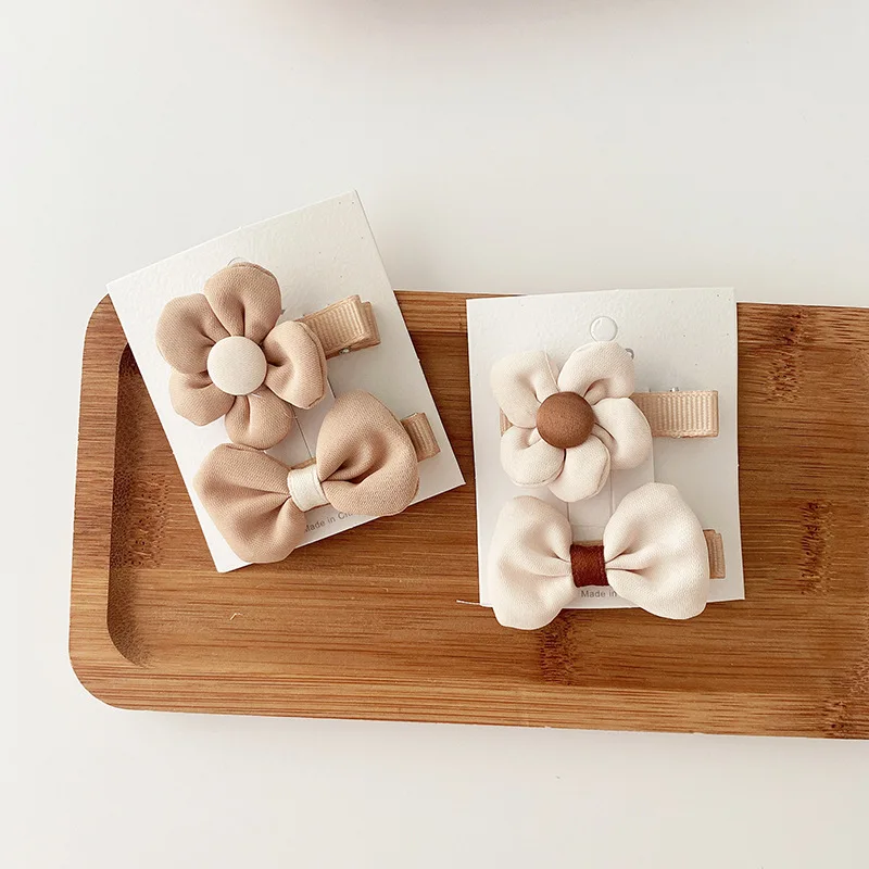2pcs New Bow Flower Cute Girl Headdress Baby Hairpins Spring Summer Wild Duckbill Clips Milk Tea Color Cloth Side Clip Headwear
2pcs New Bow Flower Cute Girl Headdress Baby Hairpins Spring Summer Wild Duckbill Clips Milk Tea Color Cloth Side Clip Headwear