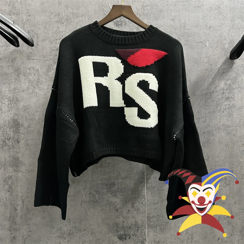 Мужской и женский свитер с рукавами Раф-сериала
Мужской и женский свитер с рукавами Раф-сериала