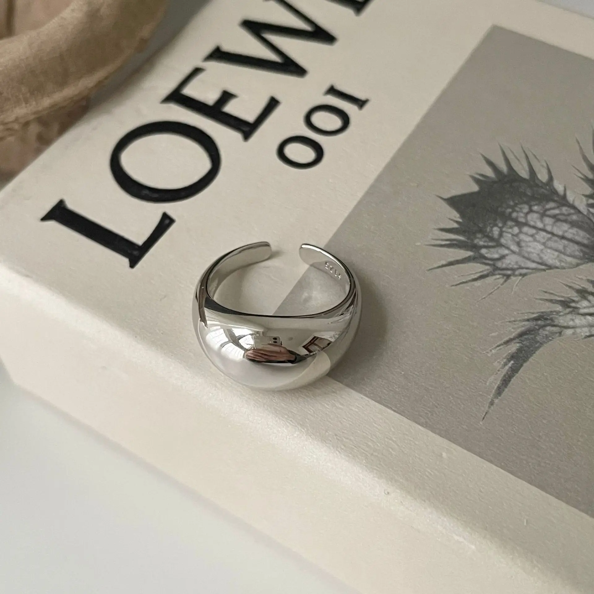 European and American Glossy Minimalist Irregular Trendsetter Net Red 925 Sterling Silver Ring Japan Korea Ins Ring Index Finger
European and American Glossy Minimalist Irregular Trendsetter Net Red 925 Sterling Silver Ring Japan Korea Ins Ring Index Finger