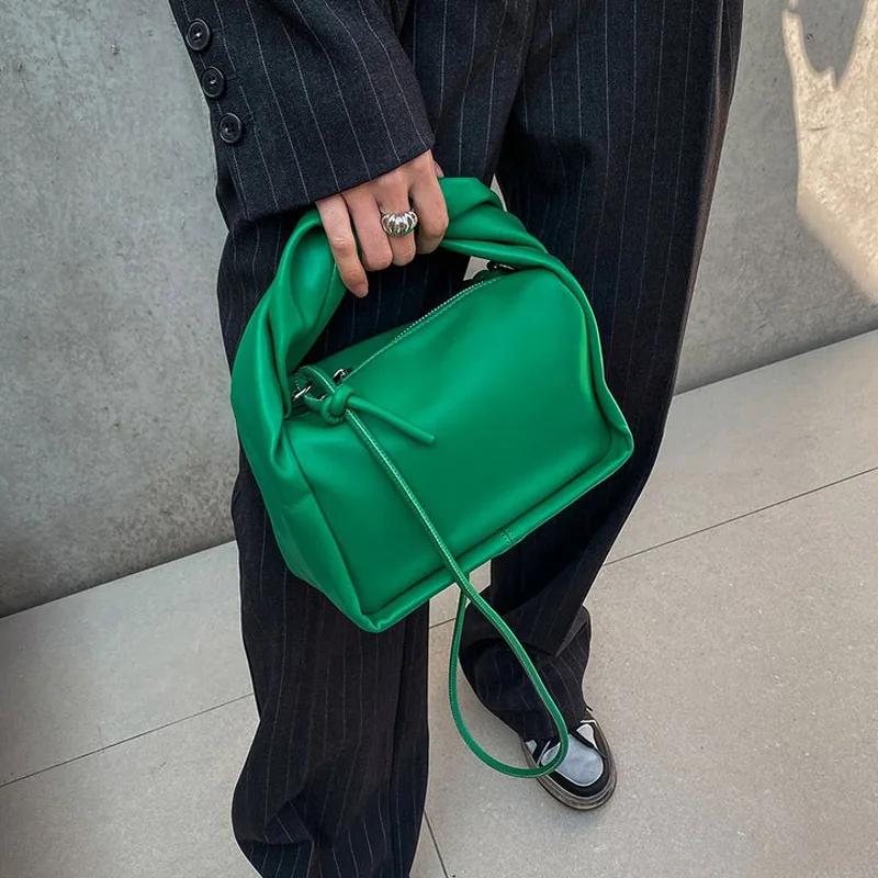 New Pleated Cloud Bag Women's Fashion Fried Dough Twist Handbag Simple Shoulder Messenger Bag High Quality Women's Bags
New Pleated Cloud Bag Women's Fashion Fried Dough Twist Handbag Simple Shoulder Messenger Bag High Quality Women's Bags