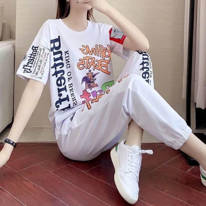 Women's Casual Wear Fashion Sports Suit 2023 Summer New English Printing Short Sleeve Tops Pencil Pants Two Piece Sets For Women
Women's Casual Wear Fashion Sports Suit 2023 Summer New English Printing Short Sleeve Tops Pencil Pants Two Piece Sets For Women