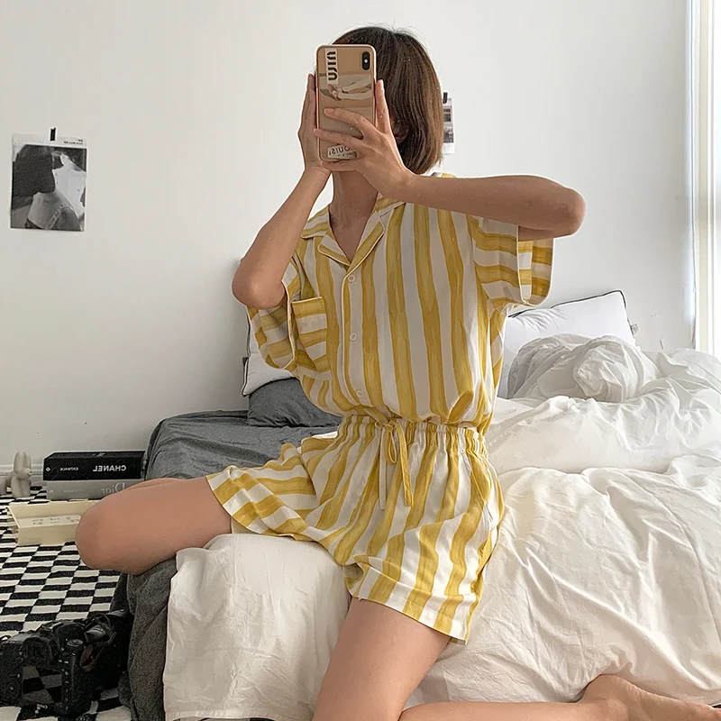 Ins style high-end striped short-sleeved pajamas women's summer style 2022 new thin section shorts home service two-piece set
Ins style high-end striped short-sleeved pajamas women's summer style 2022 new thin section shorts home service two-piece set