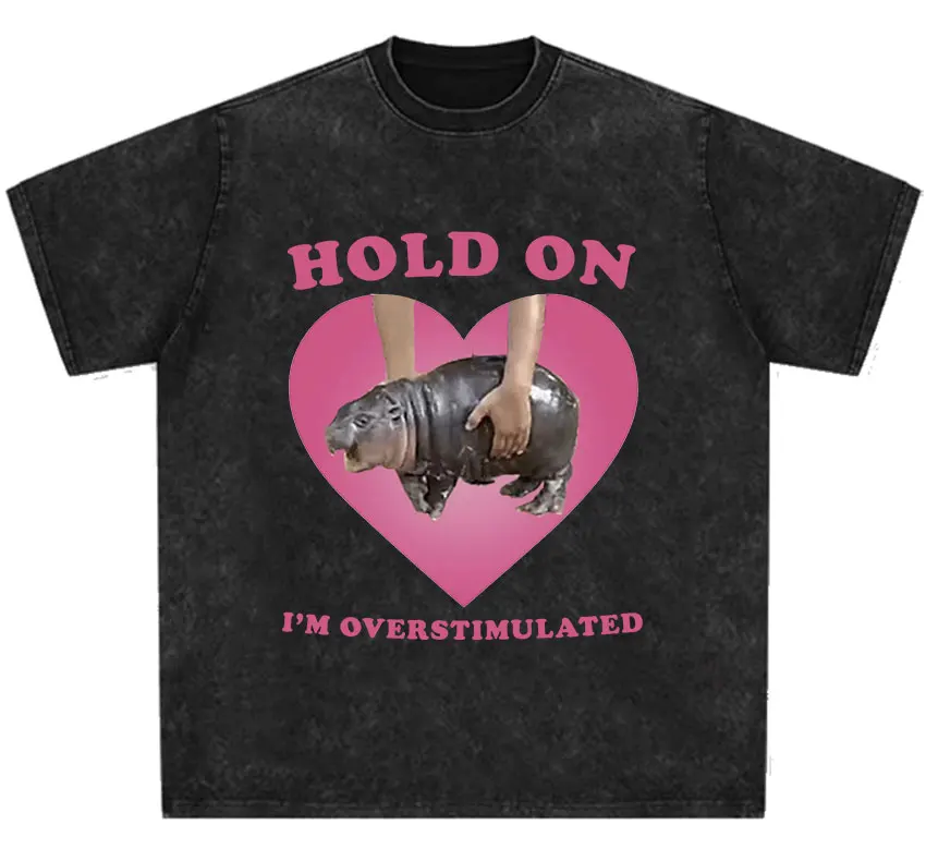 Футболка Moo Deng с надписью Hold on I'm overstyted забавная эстетичная футболка в виде