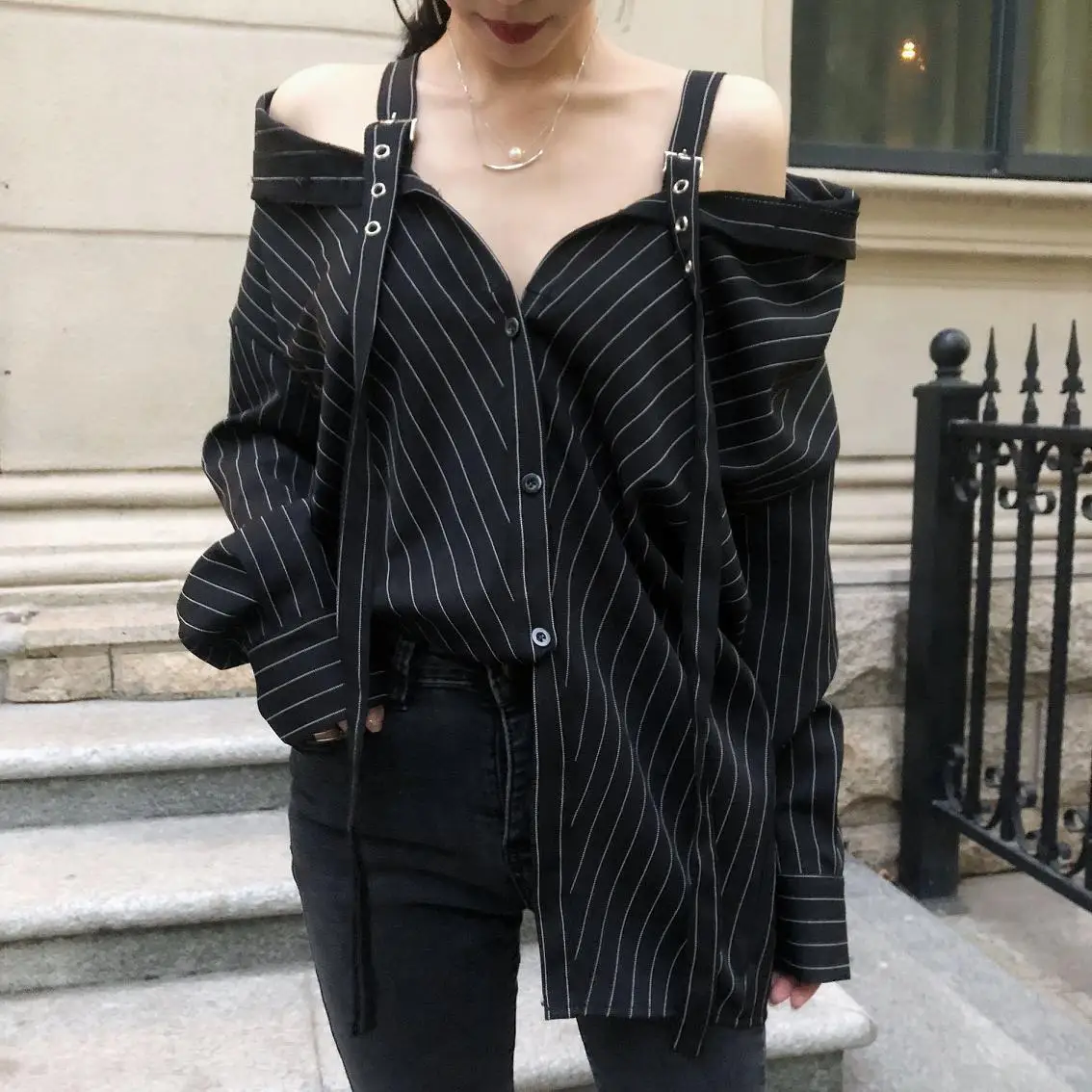 Women's Sexy Off-The-Shoulder Striped Sling Shirt 2022 Spring Autumn New Long Sleeve Loose Korean Tops Elegant Blouse Streetwear
Women's Sexy Off-The-Shoulder Striped Sling Shirt 2022 Spring Autumn New Long Sleeve Loose Korean Tops Elegant Blouse Streetwear