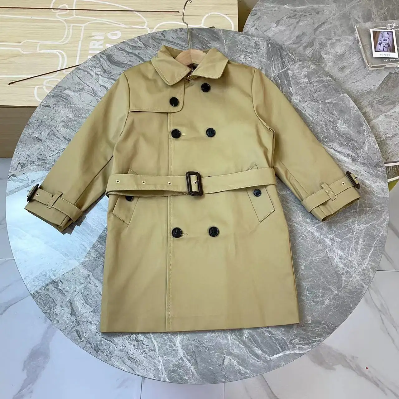Children's autumn coat 2022 new European and American style girls' medium long double breasted classic lapel cotton windbreaker
Children's autumn coat 2022 new European and American style girls' medium long double breasted classic lapel cotton windbreaker