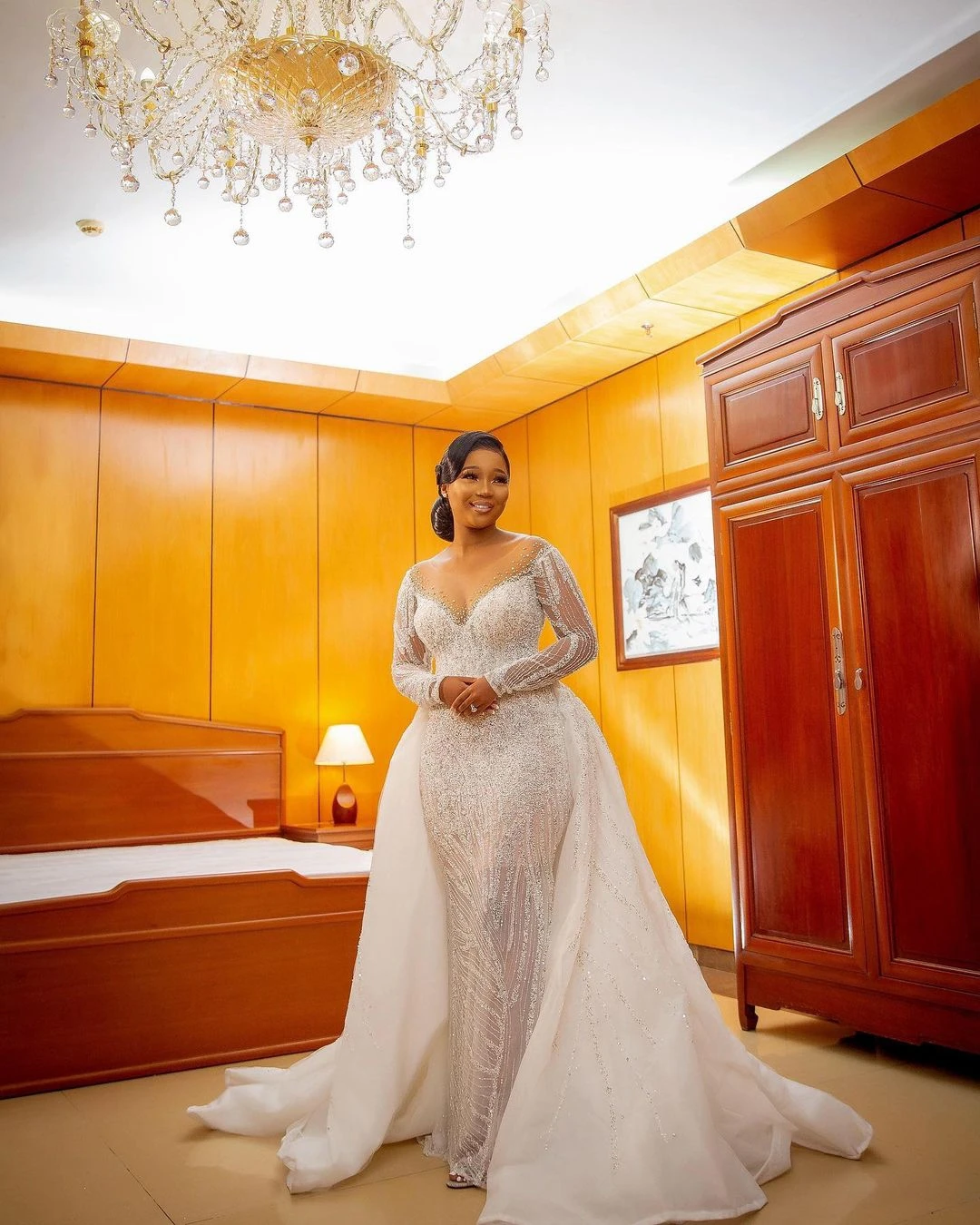 Luxious Plus Size Crystals Beaded Wedding Dresses With Detachable Train See Through Women Long Sleeves Bridal Gowns
Luxious Plus Size Crystals Beaded Wedding Dresses With Detachable Train See Through Women Long Sleeves Bridal Gowns