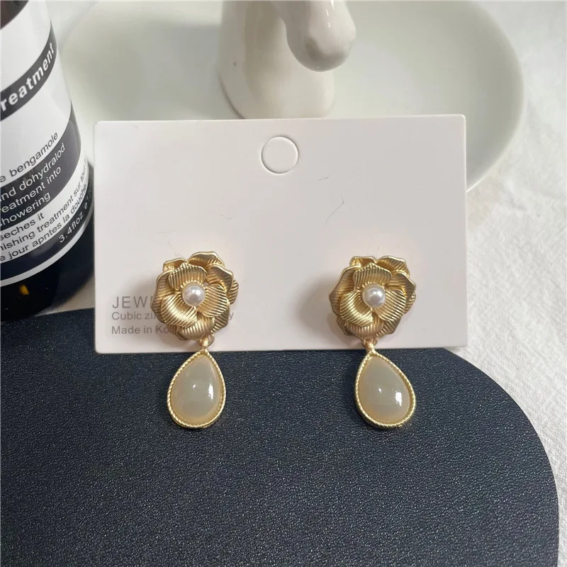 Luxury Pearl Camellia Drop Earrings Opal Pendant Flower Vintage Dangler Fashion Charm Women Girl Jewelry Custom Gift for Friends
Luxury Pearl Camellia Drop Earrings Opal Pendant Flower Vintage Dangler Fashion Charm Women Girl Jewelry Custom Gift for Friends