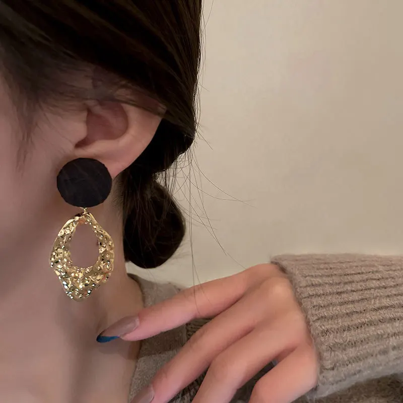 2023 New Fashion Trend Geometric Irregular Circle Hollow out Love tassel Temperament for Women Earrings Birthday present
2023 New Fashion Trend Geometric Irregular Circle Hollow out Love tassel Temperament for Women Earrings Birthday present