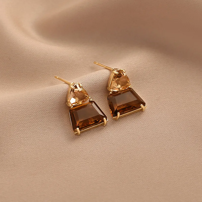 S925 Silver Needle Korean Edition Exquisite Earrings with a Simple and Small Style, Tea Crystal Earrings, with a High Sense
S925 Silver Needle Korean Edition Exquisite Earrings with a Simple and Small Style, Tea Crystal Earrings, with a High Sense