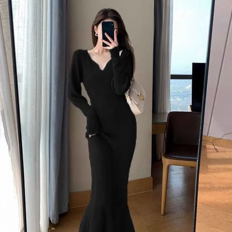 Women's skirt, black knitted dress, women's 2022 winter new collar, slim and feminine
Women's skirt, black knitted dress, women's 2022 winter new collar, slim and feminine