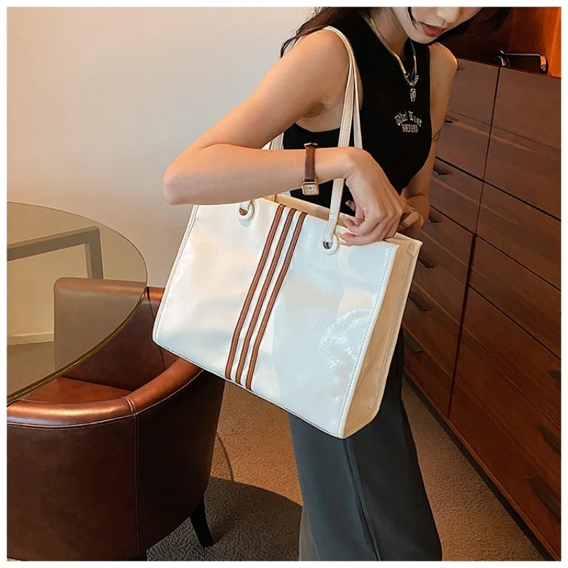 2023 High Quality PU Small Square Bag Hot Selling New Elegant, Light Luxury, Versatile Crossbody Bag Fashion Casual Shoulder Bag
2023 High Quality PU Small Square Bag Hot Selling New Elegant, Light Luxury, Versatile Crossbody Bag Fashion Casual Shoulder Bag