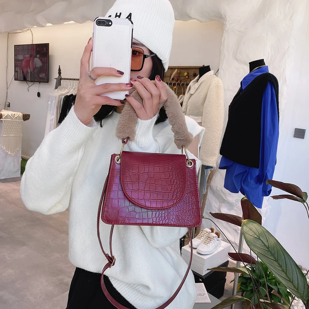 PU Leather Crossbody Bags Handle Tote Simple Simple Solid Color Summer Retro Plush Totes for Women 2020 Trend
PU Leather Crossbody Bags Handle Tote Simple Simple Solid Color Summer Retro Plush Totes for Women 2020 Trend