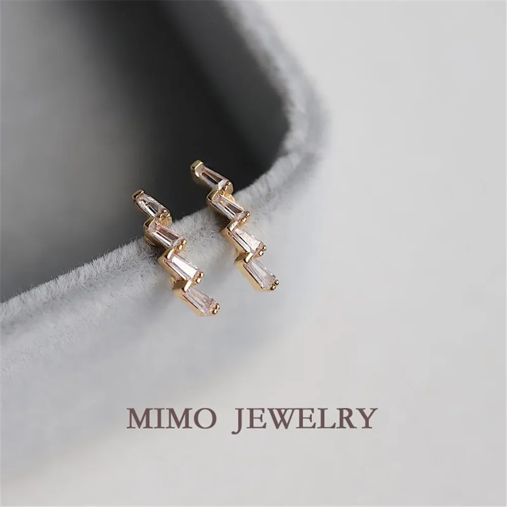 Color-preserving copper plated arc micro-inlaid zircon elegant simple semi-finished DIY earrings accessories
Color-preserving copper plated arc micro-inlaid zircon elegant simple semi-finished DIY earrings accessories