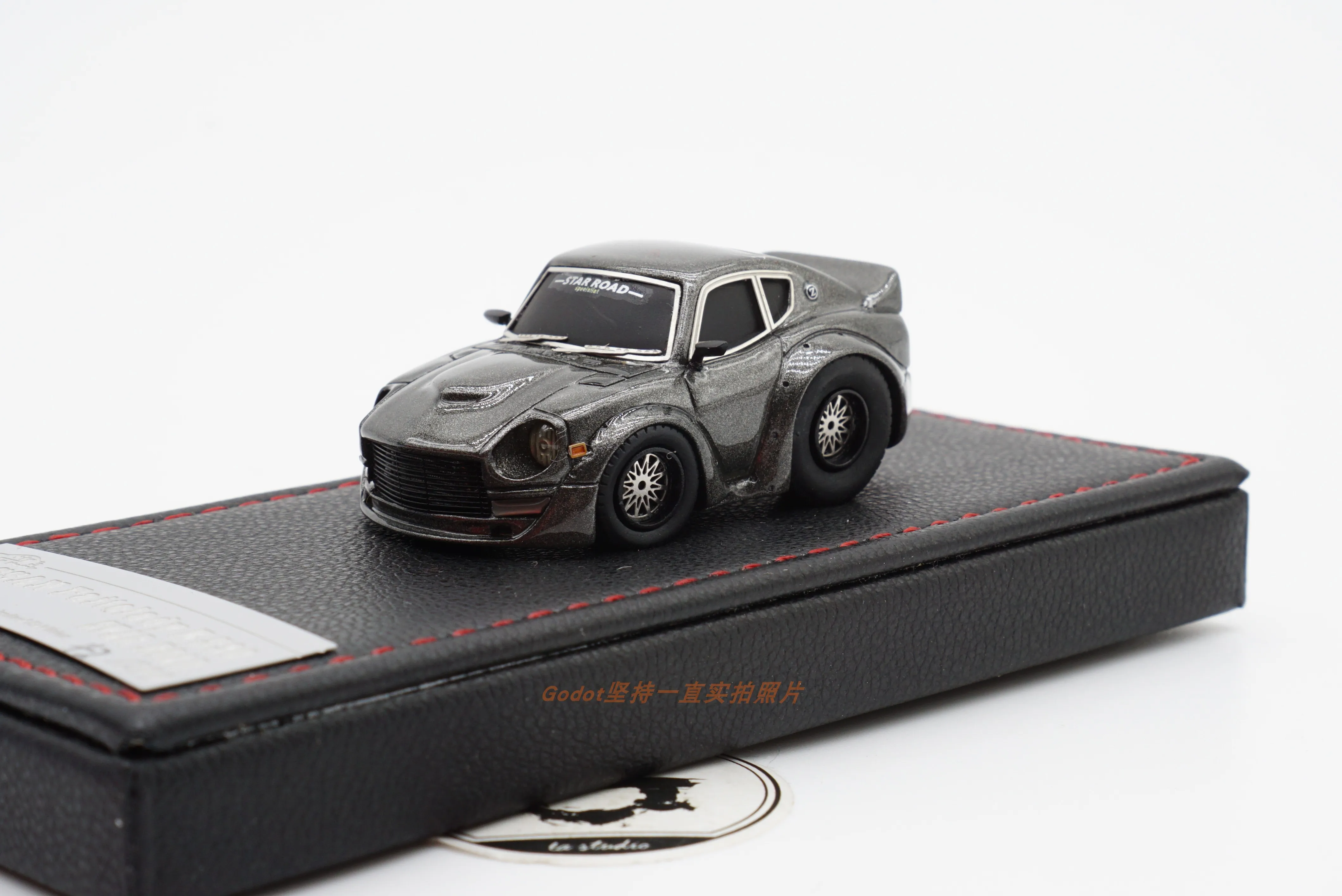 VIP 1:64 Resin Model Car Q Car Nissan Ornament Demon Z S30 Lady Q Version Toys Domestic Collection Ornament Gift 
VIP 1:64 Resin Model Car Q Car Nissan Ornament Demon Z S30 Lady Q Version Toys Domestic Collection Ornament Gift