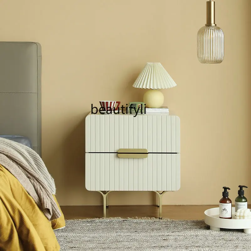 Простой современный прикроватный столик yj, стойка для хранения, светильник для спальни, Роскошный бежевый маленький прикроватный шкаф в скандинавском стиле
Простой современный прикроватный столик yj, стойка для хранения, светильник для спальни, Роскошный бежевый маленький прикроватный шкаф в скандинавском стиле
