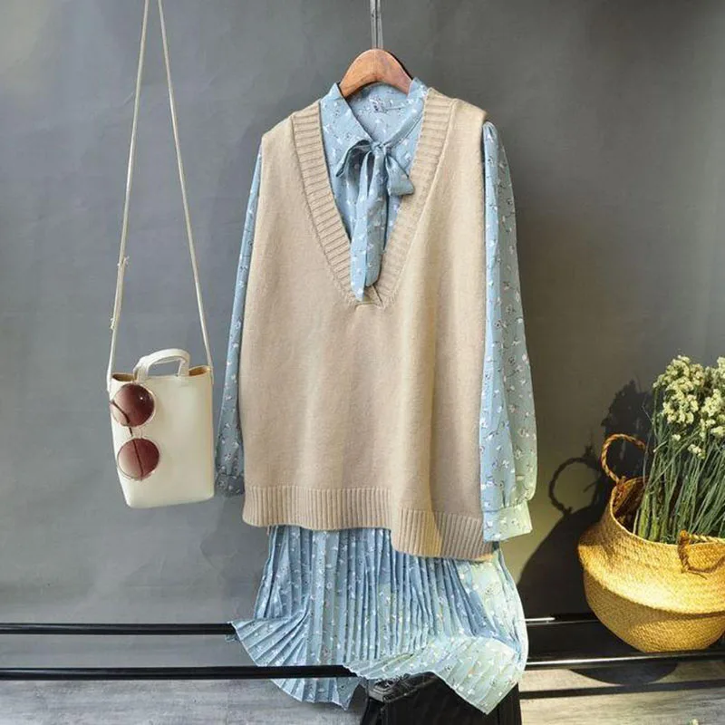 Vest female solid color student V-neck knitted wild Korean version of Harajuku Korean wave simple fashion daily street retro wom
Vest female solid color student V-neck knitted wild Korean version of Harajuku Korean wave simple fashion daily street retro wom