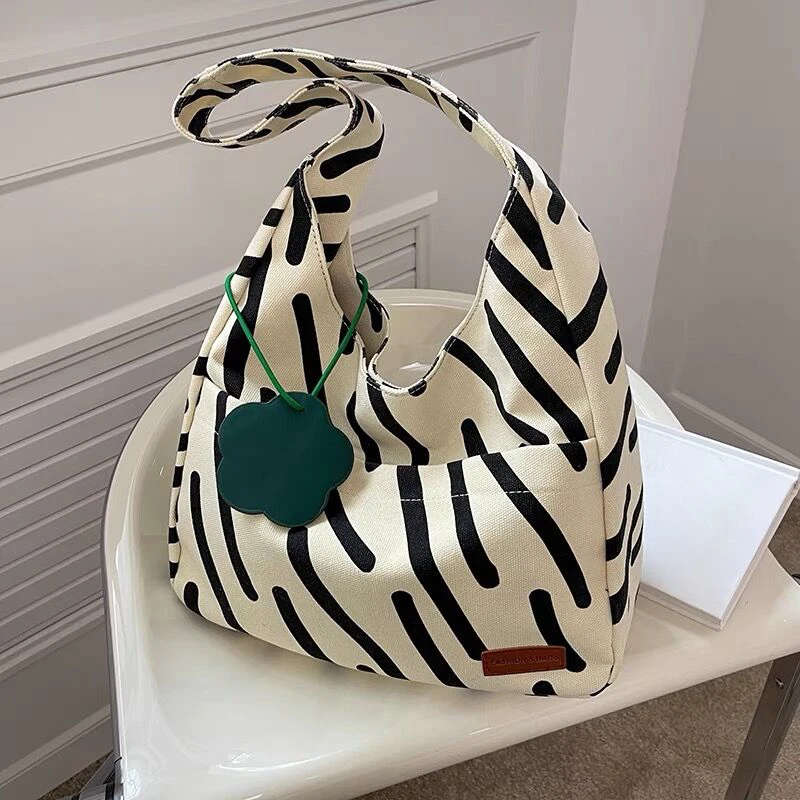 Women New Striped Handbags 2022 Summer PU Leather Luxury Zipper Fashion Square Shoulder Bag Lady Casual Simple Shopping Bags 
Women New Striped Handbags 2022 Summer PU Leather Luxury Zipper Fashion Square Shoulder Bag Lady Casual Simple Shopping Bags