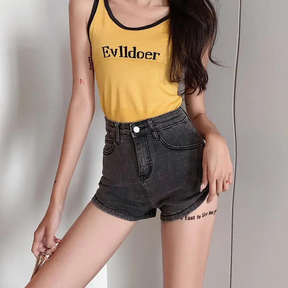 China's new summer simple and versatile high-waisted denim shorts show slim hot pants women
China's new summer simple and versatile high-waisted denim shorts show slim hot pants women