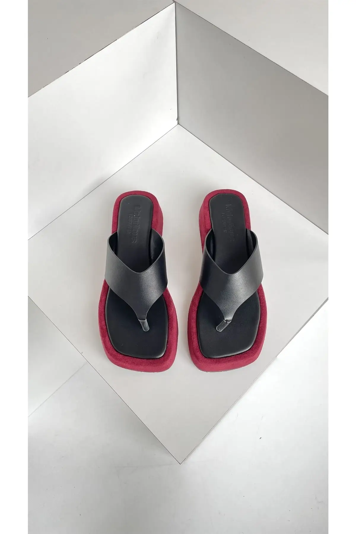 Women slippers black burgundy
Women slippers black burgundy