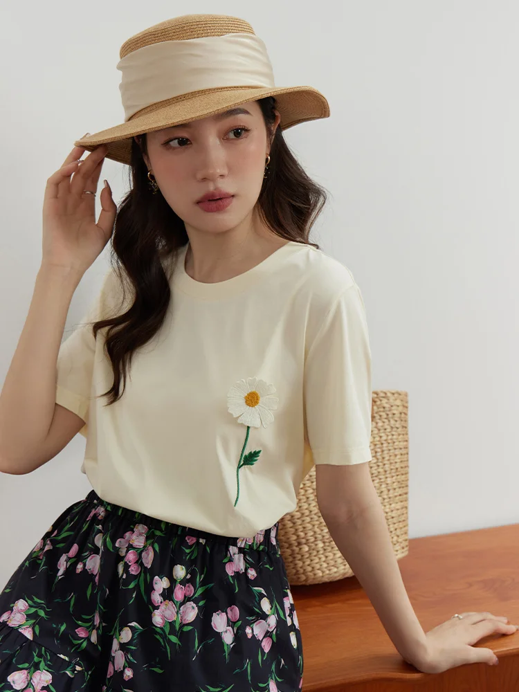 Embroidered Flower Design Round Neck Loose T-shirt 2023 Summer New Women Front Shoulder Beige Sweet Cotton Tees
Embroidered Flower Design Round Neck Loose T-shirt 2023 Summer New Women Front Shoulder Beige Sweet Cotton Tees