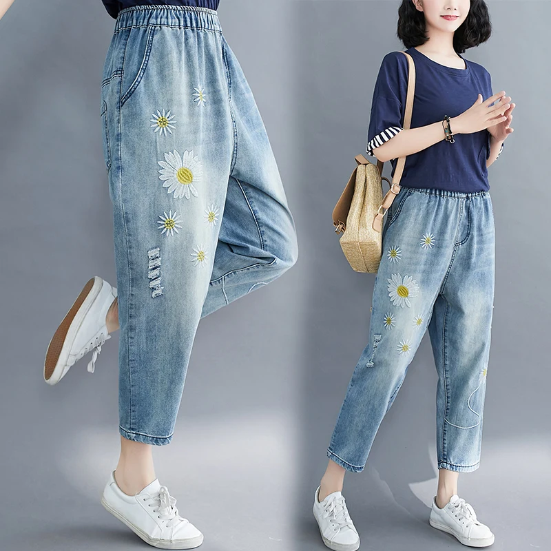 New Summer Wrinkle Chrysanthemum Embroidery Women Jeans Fashion Sweet Girl Ripped Hole Casual Nine-Point Pants Blue Femme
New Summer Wrinkle Chrysanthemum Embroidery Women Jeans Fashion Sweet Girl Ripped Hole Casual Nine-Point Pants Blue Femme