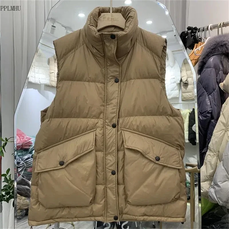 Осенне-зимний Сверхлегкий жилет, повседневные парки без рукавов с карманами, короткие теплые хлопковые пальто, модные пуховые жилеты с воротником-стойкой для женщин
Осенне-зимний Сверхлегкий жилет, повседневные парки без рукавов с карманами, короткие теплые хлопковые пальто, модные пуховые жилеты с воротником-стойкой для женщин