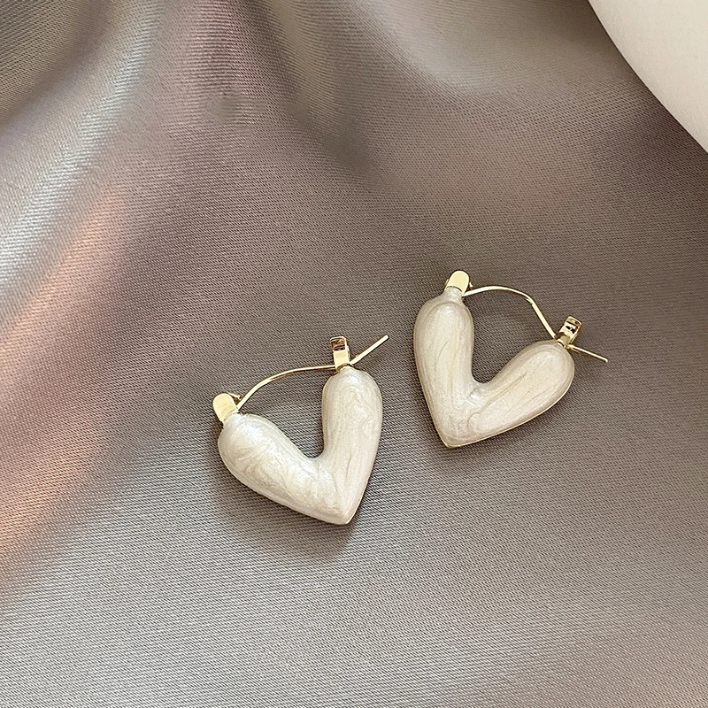 Elegant Romantic White Enamel Heart Shaped Pendant Dangle Earrings For Women's 2023 Fashion Jewelry Party Sweet Ears Accessories
Elegant Romantic White Enamel Heart Shaped Pendant Dangle Earrings For Women's 2023 Fashion Jewelry Party Sweet Ears Accessories