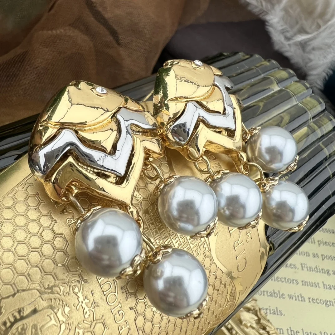 Medieval retro fashion atmosphere elegant personality style simple style small fish tassel earrings
Medieval retro fashion atmosphere elegant personality style simple style small fish tassel earrings